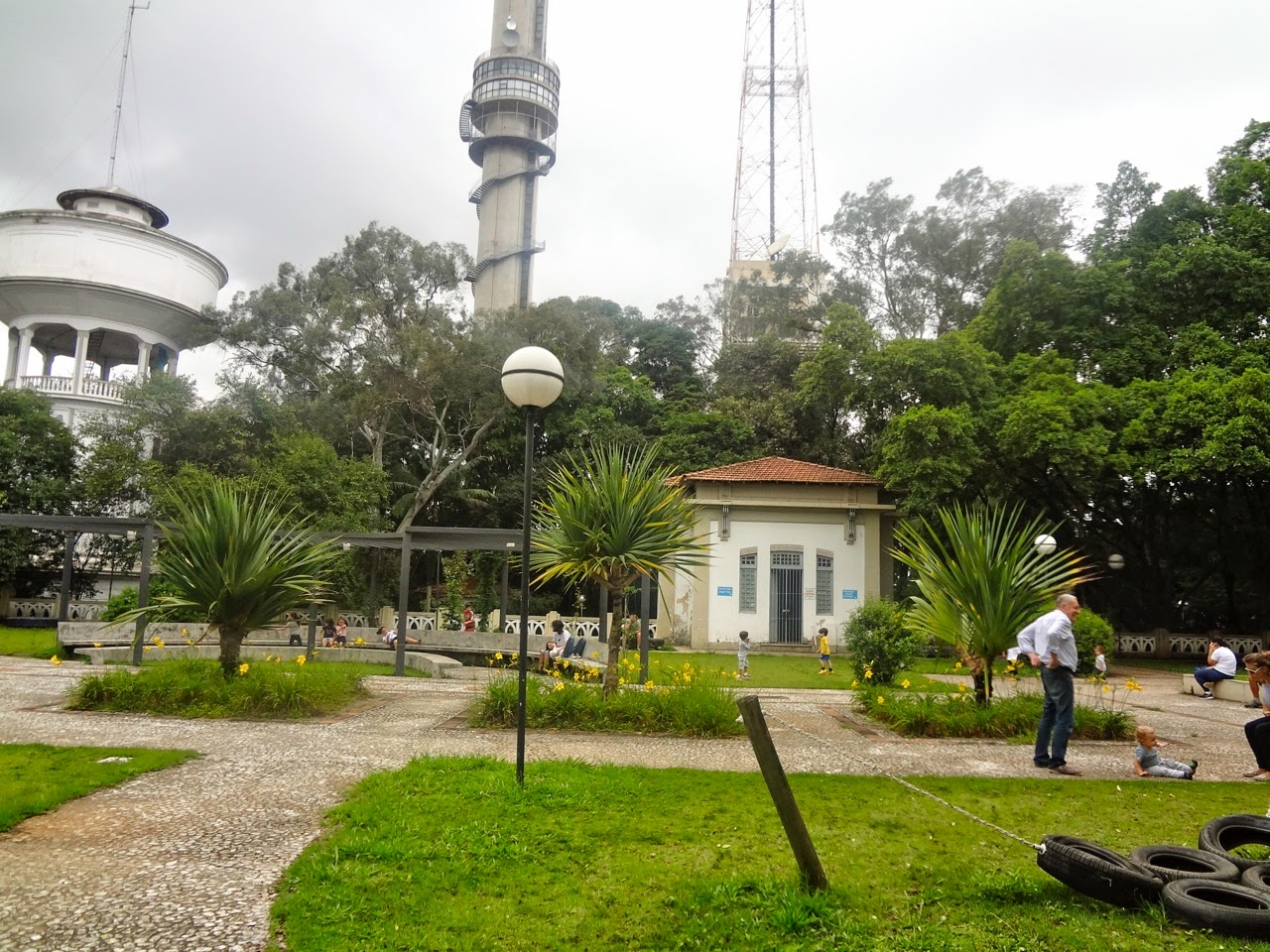 Jardins e caminhos do Parque Sabesp Sumaré junto ao Reservatório do Araçá