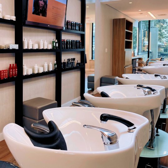 Área de lavatórios da Lefil Beauty em Perdizes