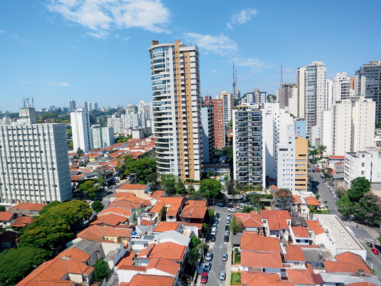 Vista de Perdizes com ruas arborizadas, casas e edifícios